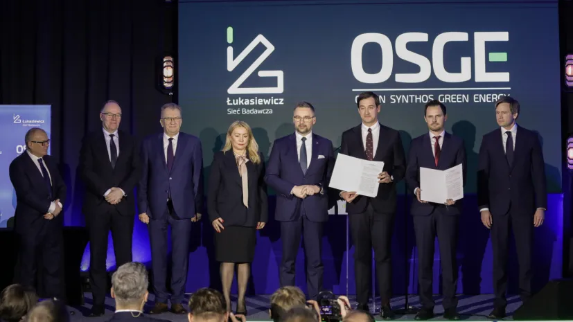 06.02.2026. Minister nauki i szkolnictwa wyższego Marcin Kulasek (4P), prezes Sieci Badawczej Łukasiewicz Hubert Cichocki (3P), członek zarządu Orlen Synthos Green Energy Rafał Burda (P) i wiceprezes zarządu Orlen Synthos Green Energy Bartosz Fijałkowski (2P) podczas podpisania porozumienia o współpracy między Siecią Badawczą Łukasiewicz a ORLEN Synthos Green Energy, 6 bm. w siedzibie Łukasiewicz - Instytutu Elektroniki w Warszawie. Porozumienie ma na celu budowę i wsparcie Centrum Treningowego Energetyki Jądrowej, a także realizacji projektów badawczo-rozwojowych i komercjalizacji technologii. PAP/Tomasz Gzell