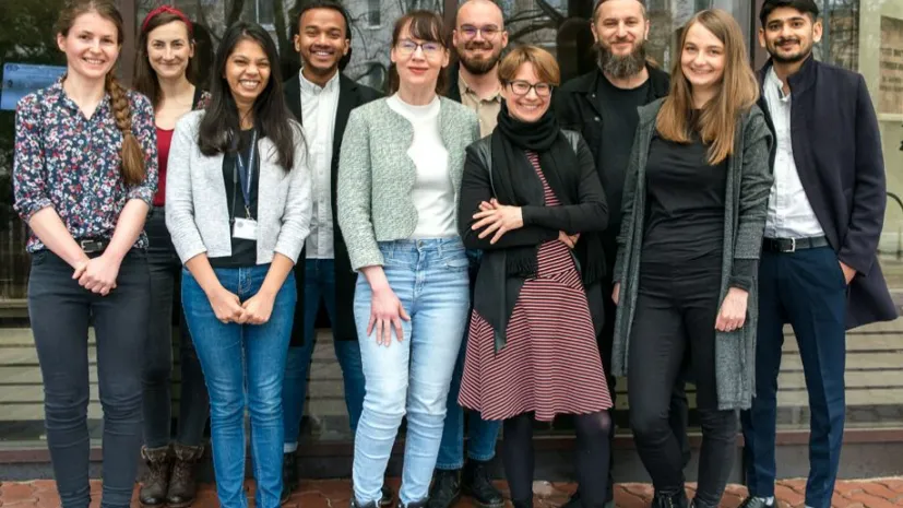 Zespół IIMCB, który opisał nową funkcję komórek LSEC. Na zdjęciu m.in. współpierwsze autorki pracy: dr Aneta Jończy (pierwsza od lewej) i dr Gabriela Żurawska (pierwsza od prawej) oraz autorka korespondencyjna i kierowniczka Laboratorium Homeostazy Żelaza dr Katarzyna Mleczko-Sanecka (druga od prawej). Fot. materiały prasowe