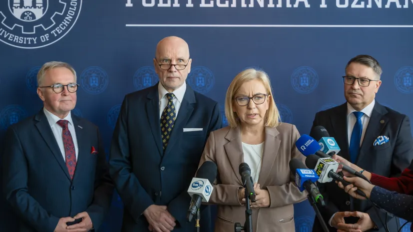05.03.2026. Inicjator powołania Klastra Zielonej Transformacji Przemysław Karlik (2L), ministra klimatu i środowiska Paulina Hennig-Kloska (2P), rektor Politechniki Poznańskiej prof. dr hab. inż. Teofil Jesionowski (P) i prezes Zarządu Poznańskiego Parku Naukowo-Technologicznego prof. dr hab. inż. Hieronim Maciejewski (L) podczas konferencji prasowej, 5 bm. w siedzibie Politechniki Poznańskiej. Wcześniej odbyło się podpisanie porozumienia o utworzeniu Klastra Zielonej Transformacji. PAP/Jakub Kaczmarczyk