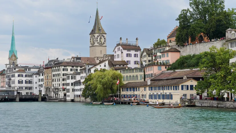 Zurych, Szwajcaria, 10.08.2014. Widok na miasto Zurych i rzekę Limmat. PAP/Adam Warżawa