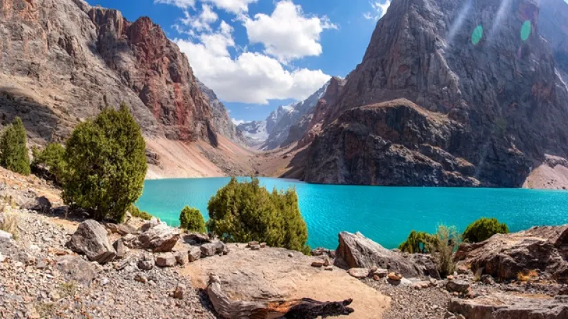 Tadżykistan, góry Fan, jezioro Ała-kol, fot. Adobe Stock