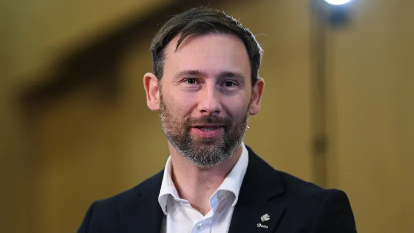 13.04.2026. Astronauta Europejskiej Agencji Kosmicznej Sławosz Uznański-Wiśniewski podczas wywiadu dla PAP na śniadaniu prasowym „Polskie eksperymenty w kosmosie”, 13 bm. w Centrum Nauki Kopernik w Warszawie. PAP/Marcin Obara