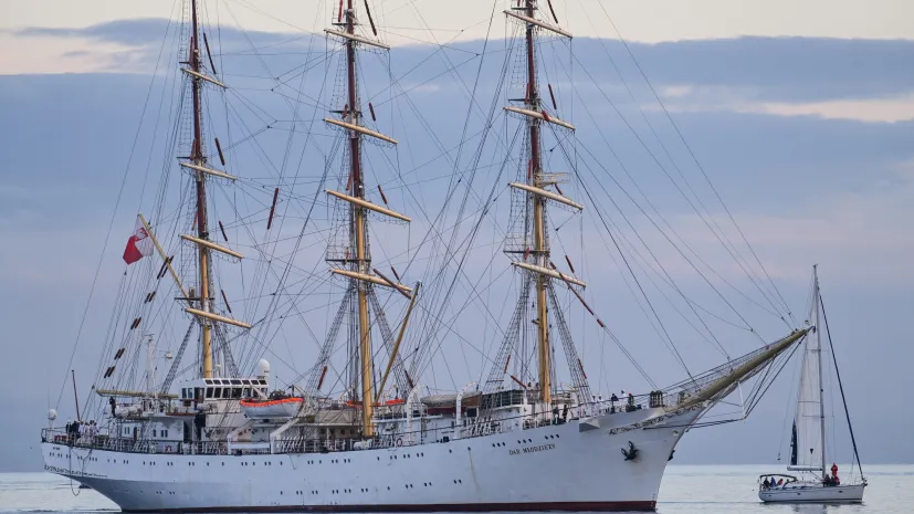 11.11.2023. Powitanie żaglowca "Dar Młodzieży" przy nabrzeżu Pomorskim w Gdyni, 11 bm. Statek szkolny Uniwersytetu Morskiego w Gdyni powrócił z prawie półrocznego rejsu, podczas którego m.in. przekroczył równik, upamiętniając w ten sposób 100-lecie przejścia na półkulę południową pierwszego statku pod biało-czerwoną banderą, żaglowca „Lwów” Szkoły Morskiej w Tczewie. PAP/Andrzej Jackowski