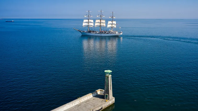 Gdynia, 16.04.2026. Uroczyste wyjście z portu w Gdyni szkolnej fregaty „Dar Młodzieży”, 16 bm. Jednostka wyruszyła w rejs do Stanów Zjednoczonych, realizowany w ramach wydarzenia Sail 250 z okazji 250-lecia niepodległości USA. PAP/Adam Warżawa