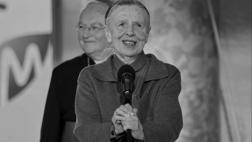  08.10.2016. Siostra Zofia Zdybicka (na zdj.) ze Zgromadzenia Sióstr Urszulanek Serca Jezusa Konającego odebrała nagrodę Totus w kategorii "propagowanie nauczania Ojca Świętego Jana Pawła II" podczas uroczystej gali na Zamku Królewskim w Warszawie. W tle arcybiskup warszawsko-praski Henryk Hoser. PAP/Marcin Obara 