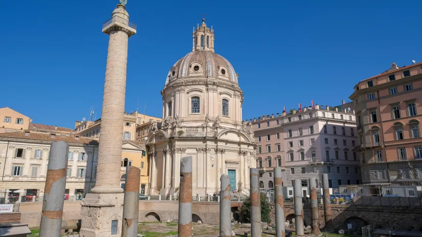 Rzym, 21.10.2022. Forum Romanum – najstarszy plac miejski w Rzymie. Otoczony jest sześcioma wzgórzami: Kapitolem, Palatynem, Celiusem, Eskwilinem, Wiminałem i Kwirynałem. PAP/ Albert Zawada