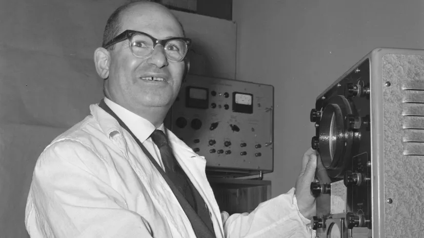 Warszawa 1963. Fizykochemik i popularyzator nauki prof. Józef Hurwic. Fot. PAP/Wdowiński