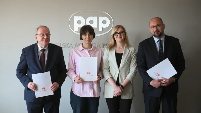 Warszawa, 26.05.2026. Dyrektor generalny PAP Marek Błoński (P), rektor Uniwersytetu Wrocławskiego prof. dr hab. Robert Olkiewicz (L), prezes zarządu Fundacji Polskiej Agencji Prasowej Magdalena Chodak (2L) oraz członek zarządu Fundacji Polskiej Agencji Prasowej Magdalena Żuk (2P) w siedzibie PAP w Warszawie, 26 bm. PAP i Fundacja Polskiej Agencji Prasowej oraz Uniwersytet Wrocławski podpisały porozumienie o współpracy. (jm) PAP/Marcin Obara