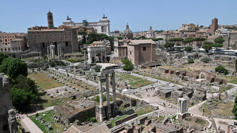 Rzym, 23.05.2022. Widok na Forum Romanum ze Wzgórza Palatyńskiego, 23 bm. Najstarszy plac miejski w Rzymie, otoczony sześcioma z siedmiu wzgórz: Kapitolem, Palatynem, Celiusem, Eskwilinem, Wiminałem i Kwirynałem. (mb/ibor) PAP/Marcin Bielecki