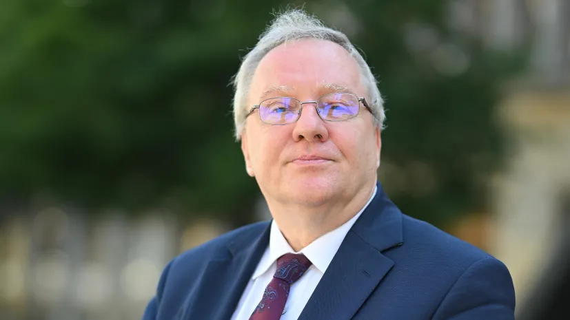 Warszawa, 26.05.2026. Rektor Uniwersytetu Wrocławskiego prof. dr hab. Robert Olkiewicz przed siedzibą PAP w Warszawie, 26 bm. PAP i Fundacja Polskiej Agencji Prasowej oraz Uniwersytet Wrocławski podpisały porozumienie o współpracy. PAP/Marcin Obara