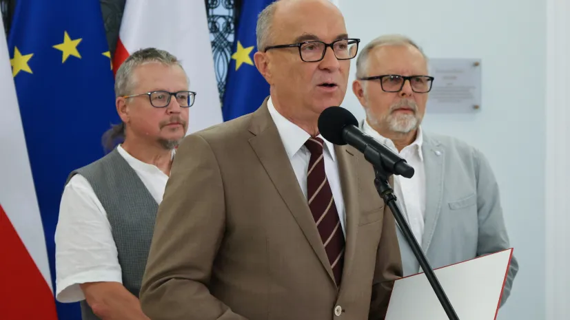 Warszawa, 16.07.2026. Marszałek Sejmu Włodzimierz Czarzasty (C) oraz przedstawiciele Koalicji Klimatycznej: prof. Zbigniew Karaczun (L) i prof. Szymon Malinowski (P) podczas konferencji w Sejmie, 16 bm. (jm) PAP/Albert Zawada