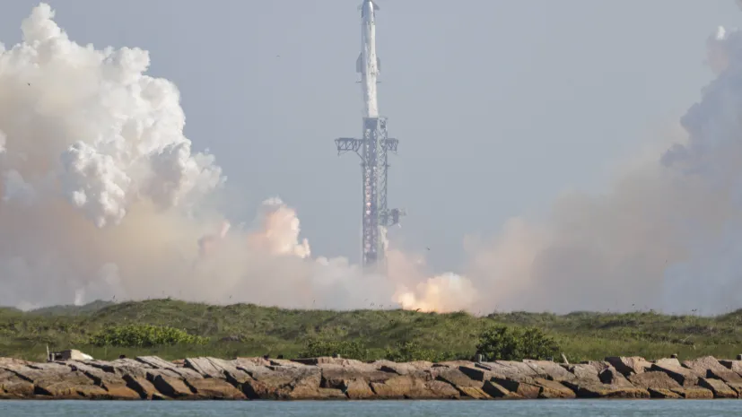 24.07.2026. Rakieta nośna Starship V3 firmy SpaceX startuje z bazy kosmicznej Starbase w pobliżu Boca Chica (USA). Fot.EPA/MICHAEL GONZALEZ. Dostawca PAP/EPA