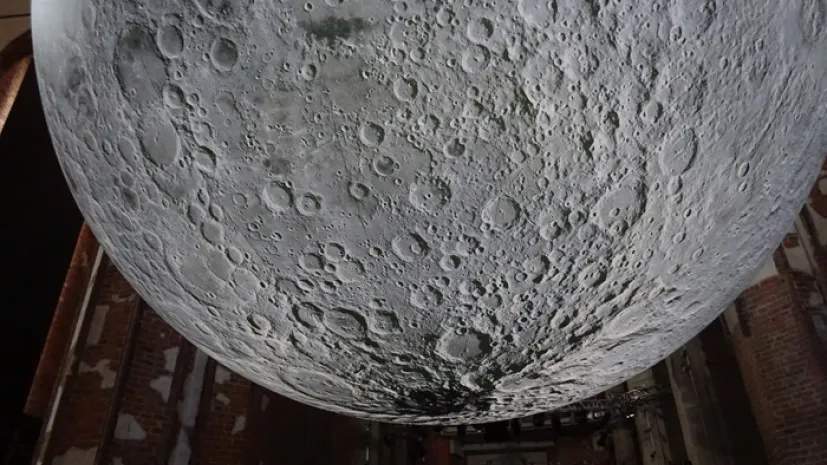 Wystawa Museum of the Moon w Nadbałtyckim Centrum Kultury, w gdańskim kościele św. Jana, przy ulicy Świętojańskiej 50. Świecąca kula, replika Księżyca o 7-metrowej średnicy została zawieszona pod zabytkowym, gotyckim sklepieniem kościoła. Projekt zrealizowano w skali 1:500 000 na podstawie zdjęć dostarczonych przez agencję kosmiczną NASA. ju/gr PAP/Jerzy Uklejewski