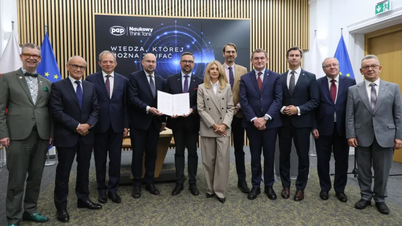 Warszawa, 15.09.2026. Od lewej: rektor Szkoły Głównej Handlowej prof. Piotr Wachowiak, rektor Uniwersytetu Medycznego we Wrocławiu prof. Piotr Ponikowski, prorektor AGH ds. nauki prof. dr hab. inż. Marek Gorgoń, Dyrektor Generalny Polskiej Agencji Prasowej Marek Błoński, minister nauki i szkolnictwa wyższego Marcin Kulasek, prorektor KUL ds. studentów i umiędzynarodowienia dr hab. Beata Piskorska, rektor Uniwersytetu Łódzkiego prof. Rafał Matera, rektor Uniwersytetu Jagiellońskiego w Krakowie prof. Piotr Jedynak, kanclerz Uniwersytetu Warszawskiego Robert Grey, rektor Uniwersytetu Wrocławskiego prof. Robert Olkiewicz i prorektor ds. finansów i projektów badawczych Uniwersytetu im. Adama Mickiewicza w Poznaniu prof. dr hab. Przemysław Wojtaszek pozują do pamiątkowego zdjęcia w siedzibie Ministerstwa Nauki i Szkolnictwa Wyższego w Warszawie, 15 bm. Podczas wydarzenia podpisano porozumienie o współpracy w ramach Naukowego Think Tank PAP. (mr) PAP/Paweł Supernak