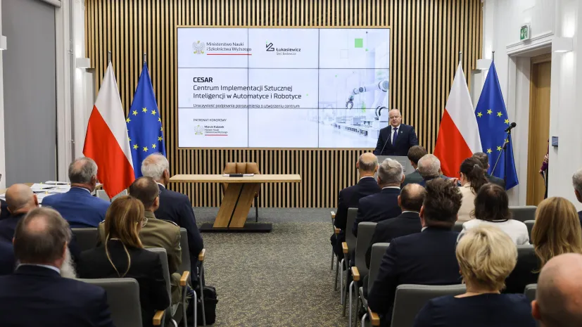Warszawa, 15.09.2026. Wiceminister nauki i szkolnictwa wyższego Marek Gzik podczas uroczystości podpisania porozumienia o utworzeniu Centrum Implementacji Sztucznej Inteligencji w Automatyce i Robotyce, 15 bm. w Warszawie. (mr) PAP/Albert Zawada