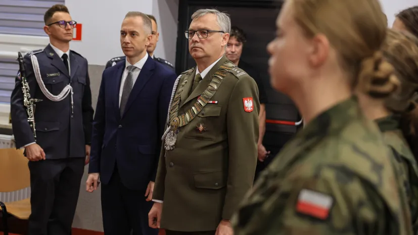 Łódź, 02.10.2026. Rektor-komendant WAM płk Marek Saracyn (3L) i wiceminister obrony narodowej Cezary Tomczyk (2L) podczas inauguracji roku akademickiego 2026/27 w Wojskowej Akademii Medycznej w Łodzi, 2 bm. (ad) PAP/Marian Zubrzycki