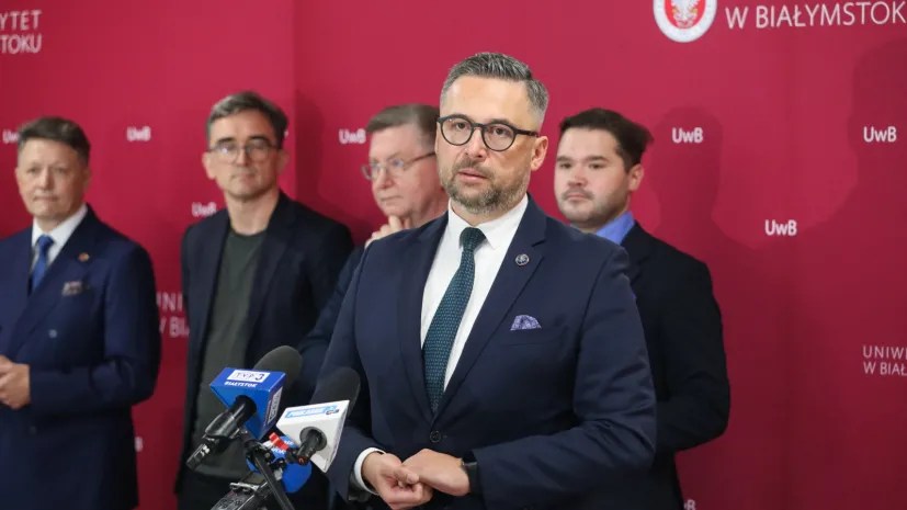 Białystok, 09.10.2026. Minister nauki i szkolnictwa wyższego Marcin Kulasek podczas konferencji prasowej poprzedzającej inaugurację roku akademickiego 2026/2027 Uniwersytetu w Białymstoku, 9 bm. w budynku nauk humanistycznych UwB. (aldg) PAP/Artur Reszko